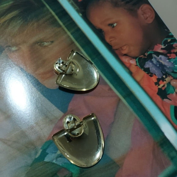 2/$30 gold and green earrings - Picture 2 of 3